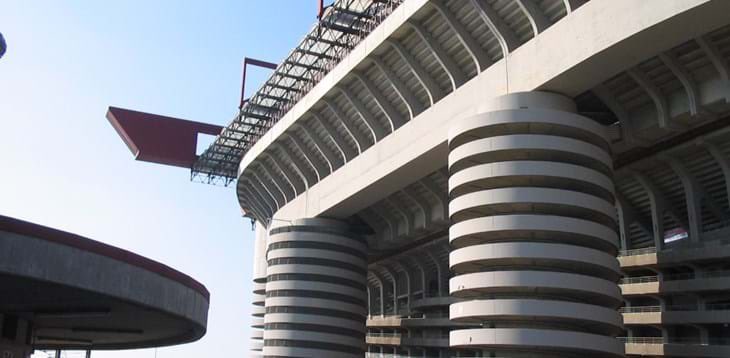 FBiasin's tweet photo. Una cosa rispetto all’ipotesi di ristrutturazione di #SanSiro portata avanti anche oggi dal sindaco Sala:

a prescindere dall’eventuale ristrutturazione a lungo termine è bene che, a prescindere, si dia in fretta una “mano di bianco” per un motivo molto semplice:

cade a pezzi. https://t.co/K18Okg7VSt