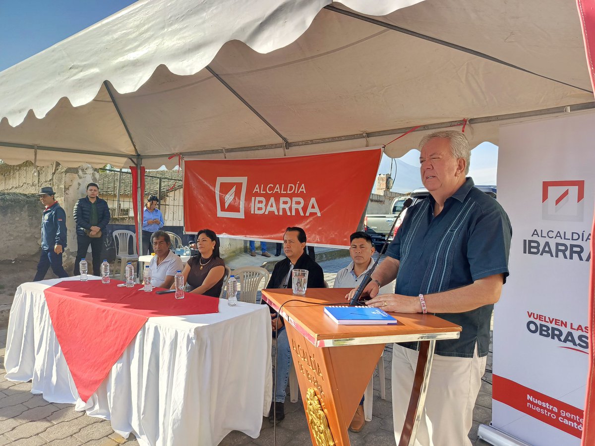 AlcaldiaIbarra's tweet photo. AHORA || La primera autoridad cantonal @avocastilloa prioriza la vialidad. #Adoquinado. En #SanAntonio se da inicio al adoquinado de la calle principal del barrio #VistaHermosa 

¡ Avanzamos ! https://t.co/RDzR1Vn0zr