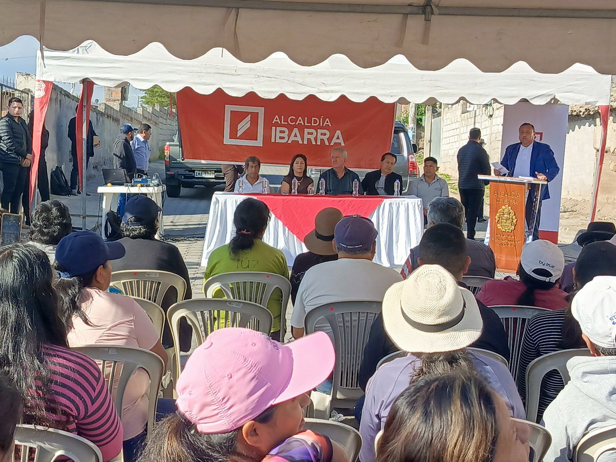 AlcaldiaIbarra's tweet photo. AHORA || La primera autoridad cantonal @avocastilloa prioriza la vialidad. #Adoquinado. En #SanAntonio se da inicio al adoquinado de la calle principal del barrio #VistaHermosa 

¡ Avanzamos ! https://t.co/RDzR1Vn0zr