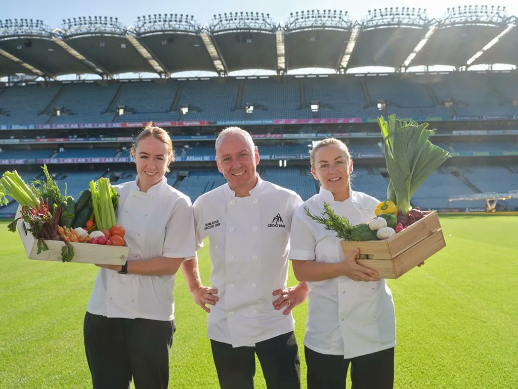 🍏🥕🥩🥚 Eating local at a 80.000 seat stadium? @CrokePark, the home of @officialgaa, and its @CrokeParkEvents with @Aramark made it possible with their brand new '50 Mile Menu' which implies ingredients from within 50 miles from the stadium! Read more: bit.ly/3UlN5es