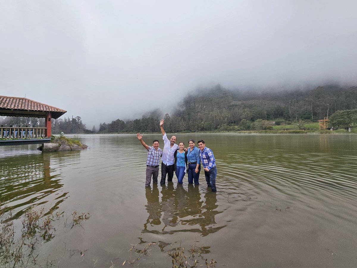 jotalloretv's tweet image. ¡Bienvenidos/as a #Busa, #SanFernando! 

Mientras visitamos  y entregamos obras en el cantón (seguimos transformando la matriz vial 😍), nos bautizaron en la laguna de Busa, a 2600 msnm.

¡Vengan a visitar los rincones mágicos que tiene nuestra provincia! 

#AzuayEsElDestino