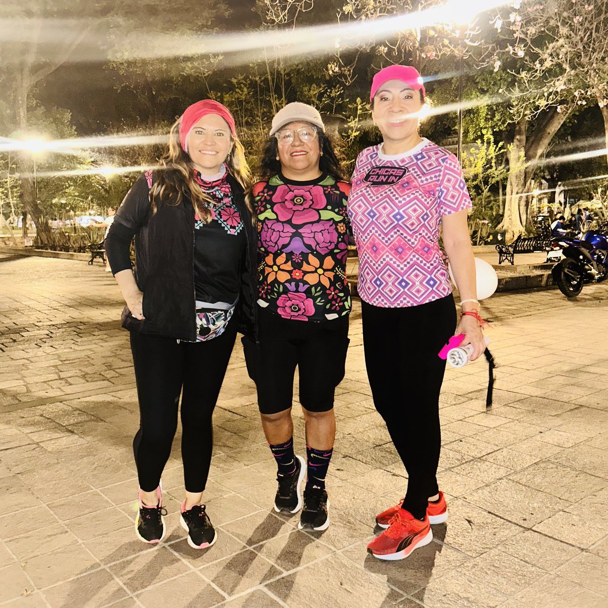 RunInOaxaca's tweet photo. ¡Celebramos la vida! ✨ 

La noche de ayer, disfrutamos de nuestro martes rosa, martes de Chicas Run In (Oaxaca), donde festejamos a nuestras cumpleañeras del mes. 

¡Únete a nuestra familia! 

#ChicasRunIn #KilómetrosDeFelicidad #Oaxaca https://t.co/dIO3tDAYyc