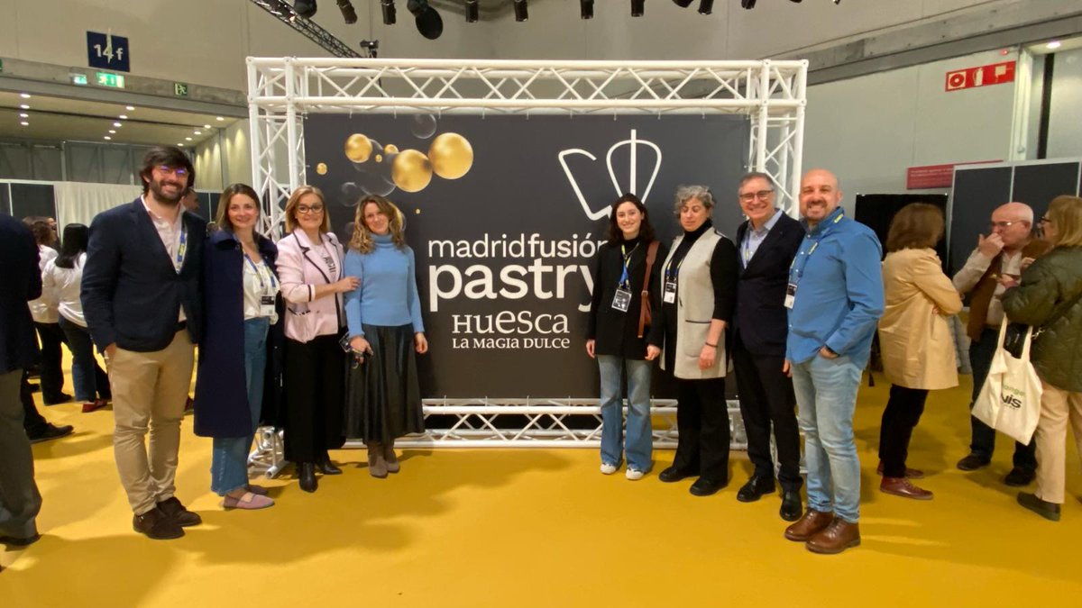 AragonDih's tweet photo. Inteligencia Artificial aplicada a la gastronómica. 🍽️

Madrid Fusión descubre hoy la mesa sensorial desarrollada por @ITAINNOVA y el CIGA.

Un ejemplo de cómo la #IA puede ayudar a las pymes aragonesas a mejorar sus servicios, en este caso en el sector de la restauración. https://t.co/3Sgv4ACrvI