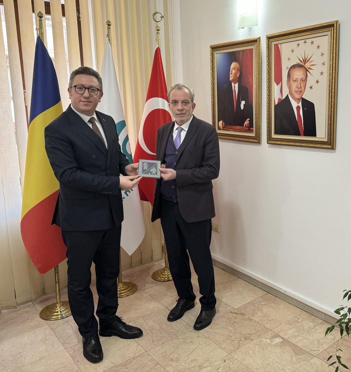 🇹🇷 <a href="/TC_Disisleri/">T.C. Dışişleri Bakanlığı</a> Bakanı Sayın Hakan Fidan'ın Başdanışmanı Dr. Gürsel Dönmez Enstitümüzü ziyaret ederek faaliyetlerimiz hakkında bilgi aldı. Ziyaretlerinden ötürü kendilerine teşekkür ederiz.

<a href="/yeeorgtr/">Yunus Emre Enstitüsü</a> 
@serefatess 
<a href="/TC_BukresBE/">Türkiye in Romania</a>