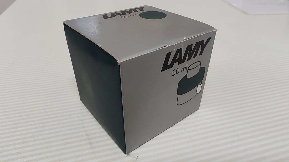 非売品らしい、このオーバーグリップ。私の大好きなLAMYのペトロールと似てる～！これも限定色だったけど、作るの難しいのかな？bladev9も素敵な色だったな～。早く手元においで～！
#速さが世界を変える
#project47
#bladev9
#bladeofchoice
#wilson
#ウイルソン