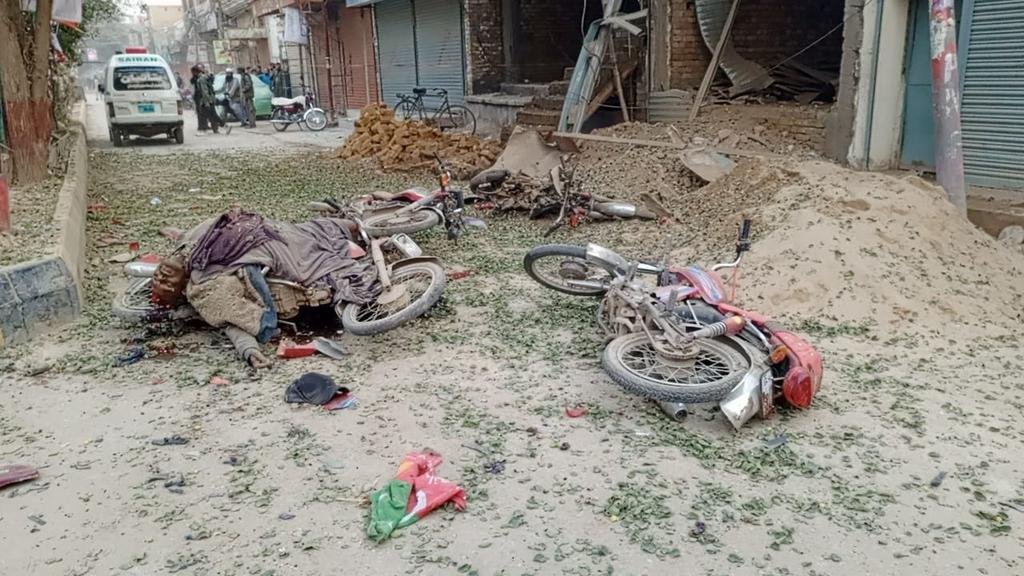 7_brbrbr's tweet photo. 🔸#Pakistan🇵🇰 : 4 people were killed and several others were injured in a motorcycle bomb explosion planted by #IslamicState (#ISPP/#ISIS) militants in #Sibi, #Balochistan 
🔸The explosion targeted the Pakistan Tehreek e Insaf (#PTI) rally. 

#Security   #Terrorism https://t.co/MRDlBEoq9w