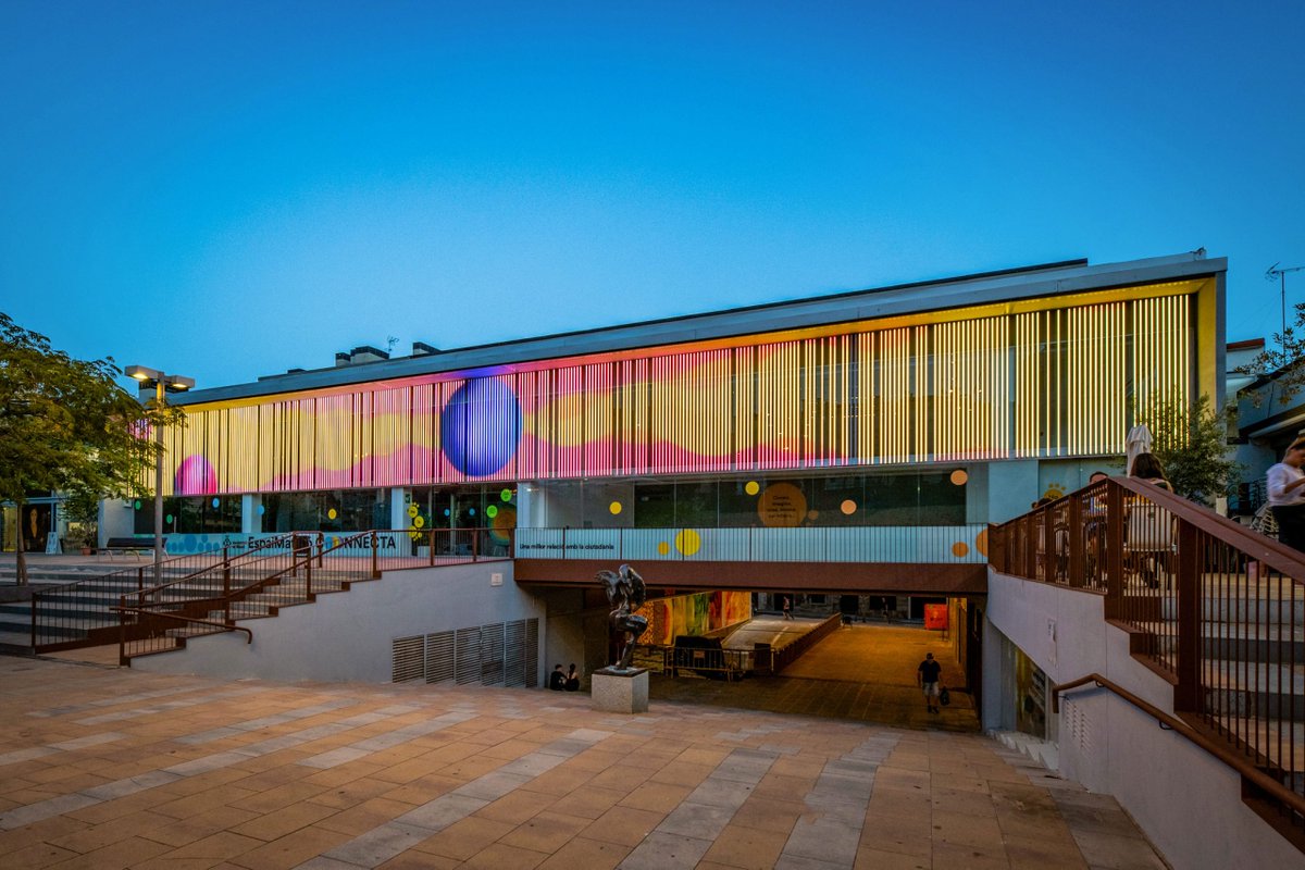 Mataró boasts an exciting experience for both its residents and visitors: the #interactivefaçade ⚡of Espai Mataró Connecta, an installation created by Artec Studio, that immerses us in the "Soundscapes and Sensations of Mataró".

Explore more in: artecstudio.net/interactive-fa…