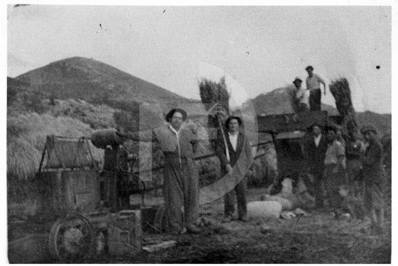 museo_MuDiF's tweet photo. 𝐀𝐫𝐭e&amp;𝐌𝐞𝐬𝐭𝐢𝐞𝐫𝐢 𝐚𝐥 𝐌𝐮𝐃𝐢𝐅#4
La fatica contadina di un tempo, raccontata attraverso uno scatto sbiadito. Terra, paglia, il sole che scotta, la polvere in bocca, le mani incallite e la straziante volta della Natura sulle loro teste.
@museo_MuDiF https://t.co/wkycXKlDuO