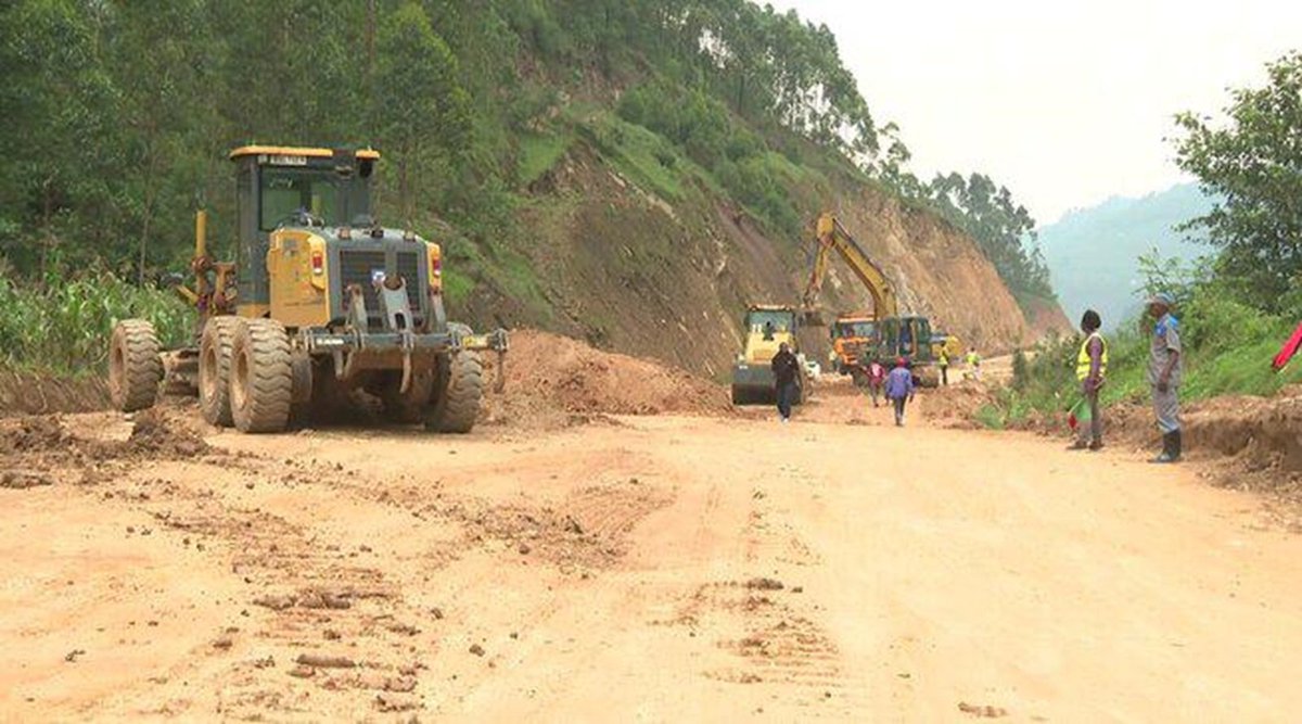 Mamaurwagasabo1's tweet photo. Mu karere ka @BureraDistrict Barimo kumwenyura nyuma yaho umuhanda #Base #Kirambo #Butaro #Cyanika, wari umaze imyaka irenga 10 waradindiye , Kuri ubu imirimo yo kuwukora yarasubukuwe abaturage bati "Turashimira Intore izirusha Intambwe Perezida #Kagame."
@RTDARwanda https://t.co/jhC10ikaNK