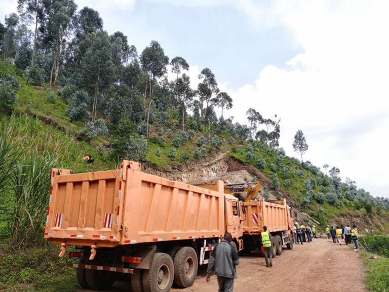 Mamaurwagasabo1's tweet photo. Mu karere ka @BureraDistrict Barimo kumwenyura nyuma yaho umuhanda #Base #Kirambo #Butaro #Cyanika, wari umaze imyaka irenga 10 waradindiye , Kuri ubu imirimo yo kuwukora yarasubukuwe abaturage bati "Turashimira Intore izirusha Intambwe Perezida #Kagame."
@RTDARwanda https://t.co/jhC10ikaNK