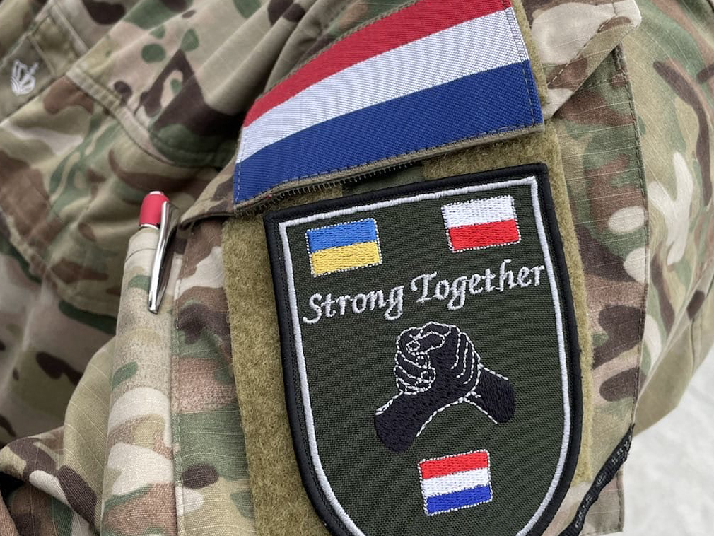 CDS_Defensie's tweet photo. Vanuit Polen zorgen onze mensen ervoor dat de spullen die Nederland aan #Oekraïne levert op de plekken komen waar ze het hardst nodig zijn. 🇺🇦🇵🇱🇳🇱 Ik zag hier een enorme logistieke operatie, die door alle partijen zeer professioneel wordt uitgevoerd. 🤝 #StrongerTogether https://t.co/2DtKASvsJM