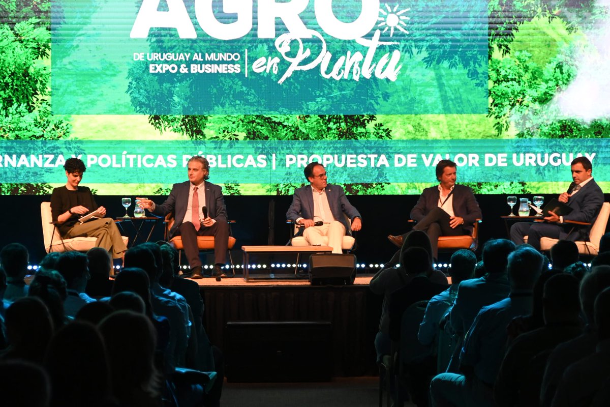 Ministerio de Ambiente (@mambienteuy) on Twitter photo Como parte de la agenda del evento, el ministro Robert Bouvier integra el primer foro sobre 'Gobernanza y Políticas Públicas, propuesta de valor de Uruguay' junto a Herman Kamil de <a href="/mef_Uruguay/">Economía y Finanzas</a>; Sebastián Risso, de <a href="/UruguayXXI/">Uruguay XXI</a>; y Marisol Rodríguez, de <a href="/el_BID/">Banco Interamericano de Desarrollo</a> en Uruguay. Como parte de la agenda del evento, el ministro Robert Bouvier integra el primer foro sobre 'Gobernanza y Políticas Públicas, propuesta de valor de Uruguay' junto a Herman Kamil de <a href="/mef_Uruguay/">Economía y Finanzas</a>; Sebastián Risso, de <a href="/UruguayXXI/">Uruguay XXI</a>; y Marisol Rodríguez, de <a href="/el_BID/">Banco Interamericano de Desarrollo</a> en Uruguay.
