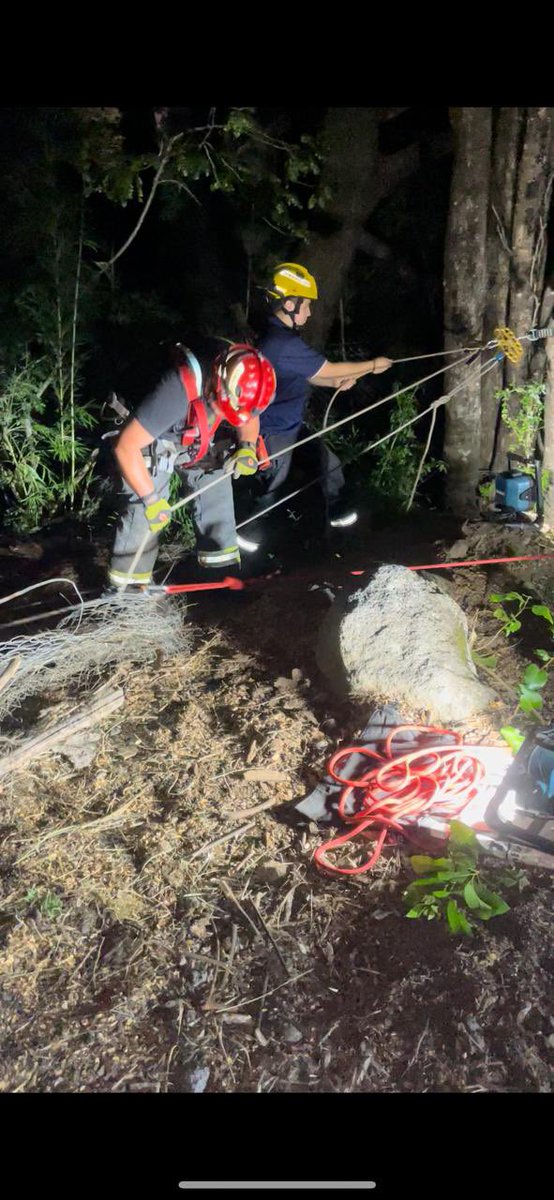 [EMERGENCIA]
Hoy en la madrugada, la primera compañia de bomberos concurrio camino al volcán, para  socorrer a un hombre de 50 años, que se encontraba en quebrada de 80mts aprox de profundidad, el cual fue extraído exitosamente y entregado a samu consciente y policontuso.