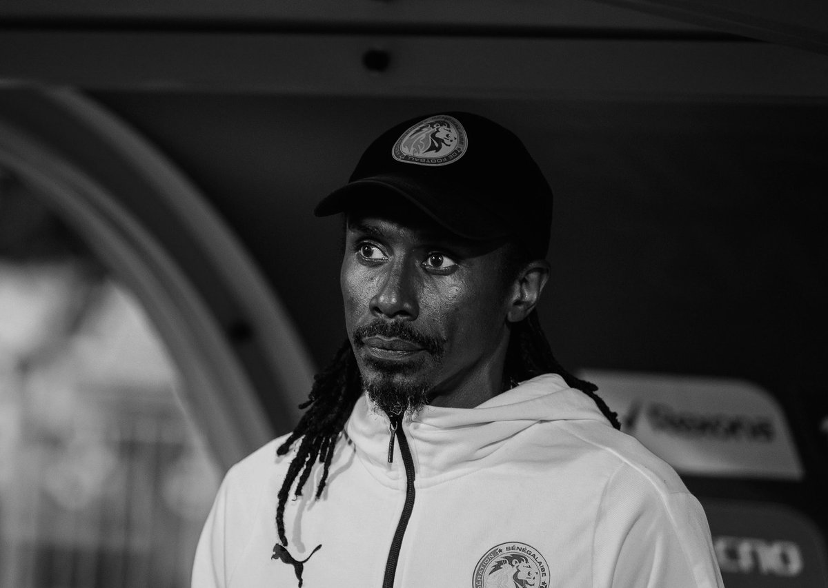 Jaah221's tweet photo. Aliou Cissé hué à l’aéroport 😬
Les sénégalais sont pas ingrats mais plutôt exigeants.
Déjà perdre cette Can en finale aurait dû être un échec.
Maintenant qu’on passe même pas les 1/8e c’est devenu pire et inadmissible.
Aliou est responsable de ce fiasco; il a commit une faute professionnelle très grave et il le sait.
Reste à tirer les bonnes leçons afin de hisser le Sénégal à nouveau là où il mérite d’être et c’est de se loger au toit de l’Afrique