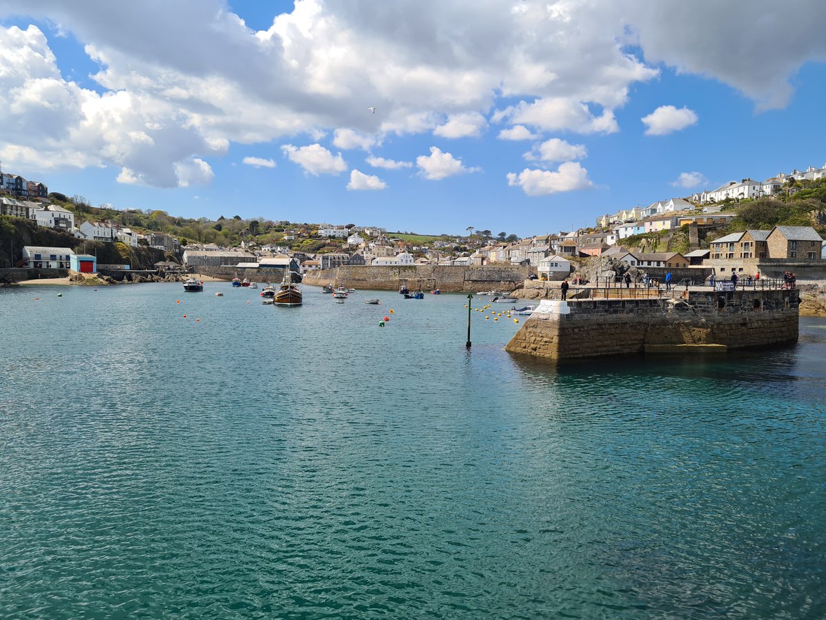 The village's harbour is the heart of Mevagissey, and it's the perfect place to take a stroll and watch the fishing boats come and go homeandbay.co.uk/blogs/news/cor…