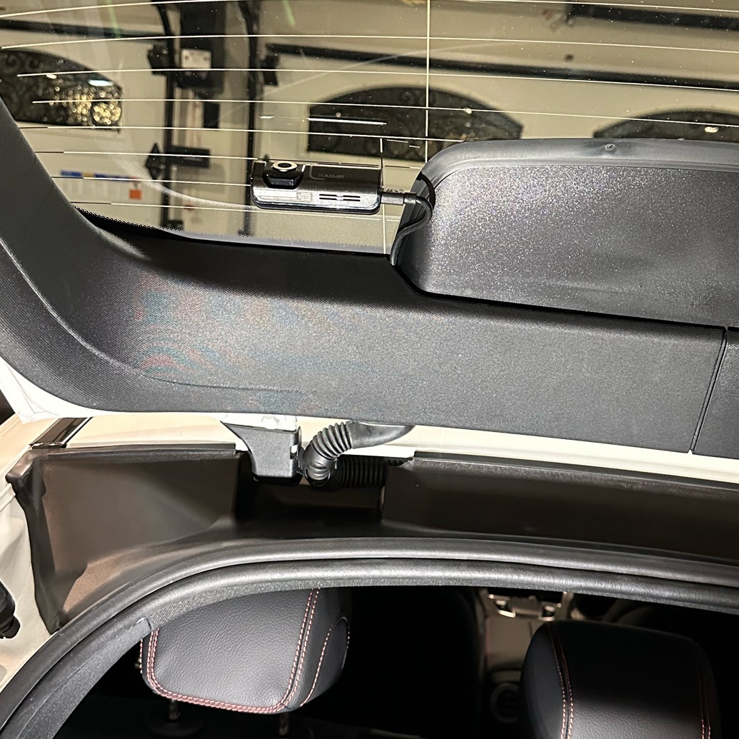 SafeDriveSolut1's tweet image. This #Mercedes Benz had a #Thinkware #dash cam installed. Notice how the wiring is tie strapped behind the #airbag 
Rear camera is also nicely installed in the rear