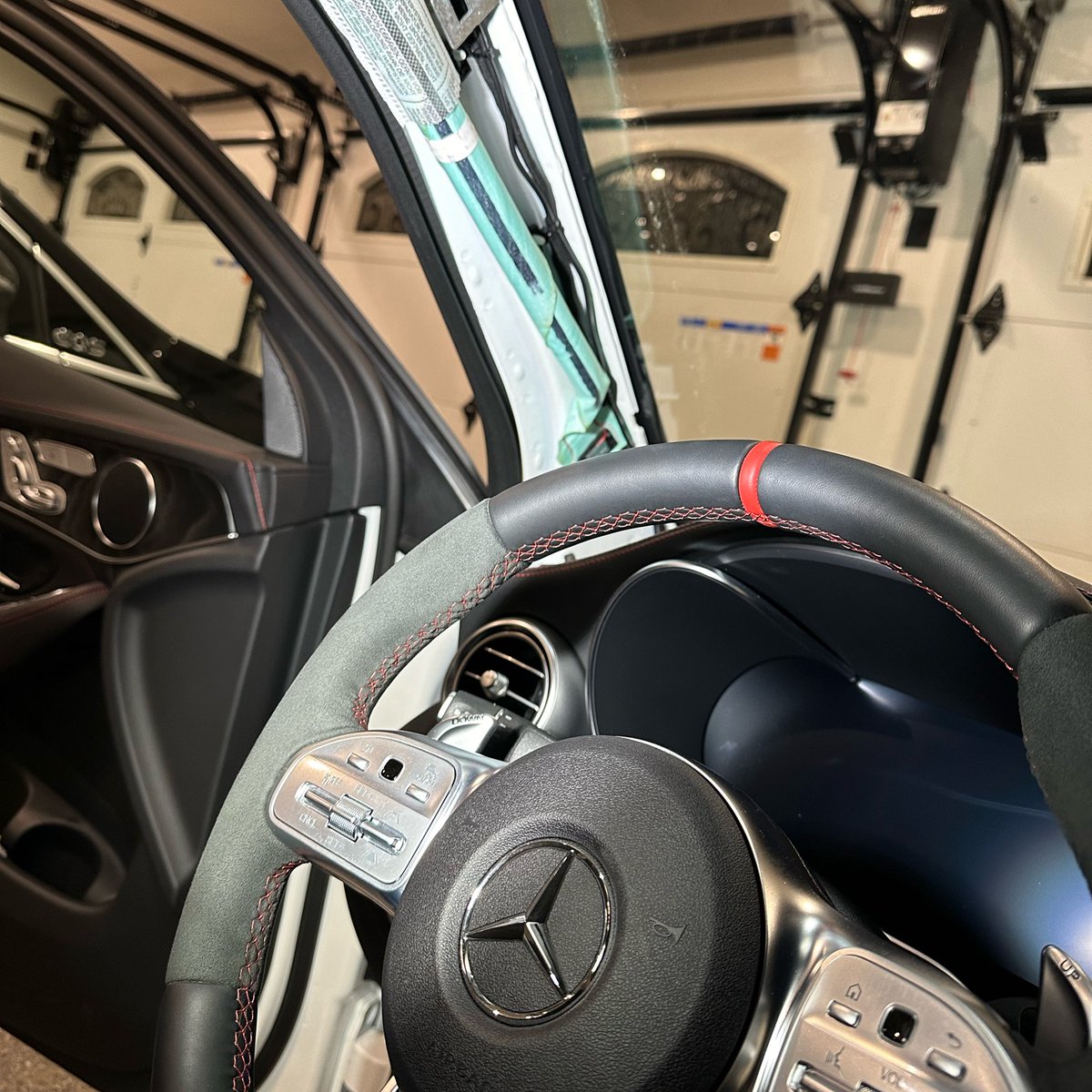 SafeDriveSolut1's tweet image. This #Mercedes Benz had a #Thinkware #dash cam installed. Notice how the wiring is tie strapped behind the #airbag 
Rear camera is also nicely installed in the rear