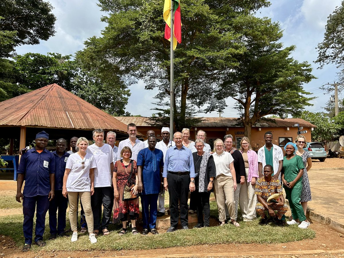 AmbAllBenin's tweet photo. Dans la série #VisiteDeProjets 🇩🇪 je vous présente aujourd’hui le Centre Médical APH à Gohomey fondé par l’#ONG 🇩🇪 «Action Pour l’Humanité» en 1994. 
Avec de nombreux services spécialisés, l’#hôpital APH garantit l‘accès aux soins de #santé pour une région entière.
@gouvbenin https://t.co/7nQPkdj1Uj