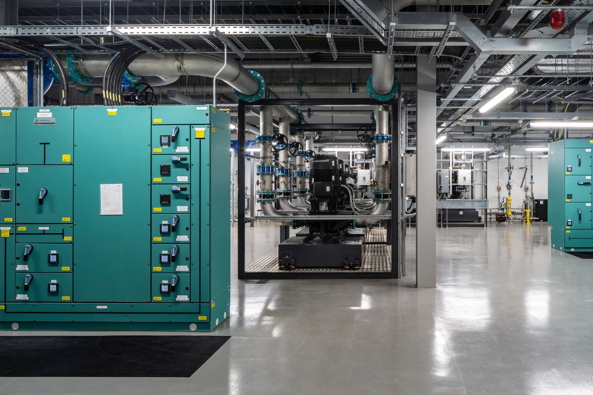 unlocknetzero's tweet image. A first-of-its-kind system in the UK is being trialled in Edinburgh to see if waste heat from a large computing facility can be stored in disused mine workings and used to warm homes bit.ly/48ReWYk #learnfromdoing