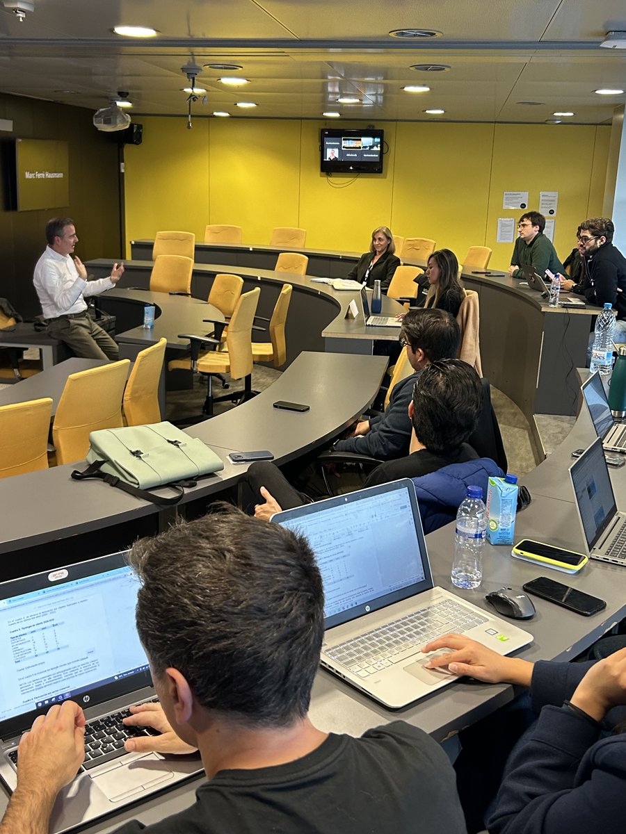 LaSalleBCN's tweet photo. 🌍 Exciting insights shared by @marc_ferre_mf, Managing Director at @Bayer GBS Barcelona! Engaging with #LSFullTimeMBA students, Marc shared insights into global megatrends in health, nutrition and technology, and highlighted Barcelona's role in serving Bayer's global mission. https://t.co/QKFSeNneP6