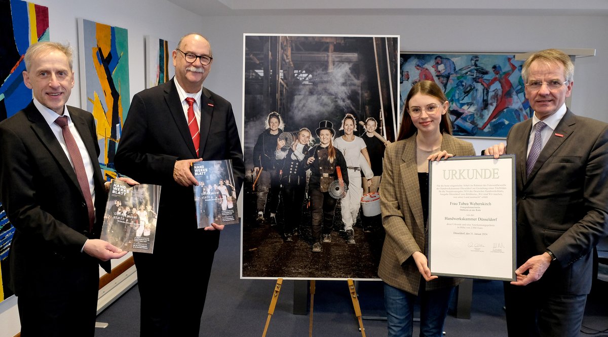 Die Fotografin Tabea Weberskirch gewinnt den Titelbild-Wettbewerb. „Sie hat eine brilliante Idee, technisch hochwertig umgesetzt, die ein selbstbewusstes Bild vom Handwerk im Zentrum von Gesellschaft + Wirtschaft transportiert, dem die Zukunft offensteht!“, so Präsident Ehlert.