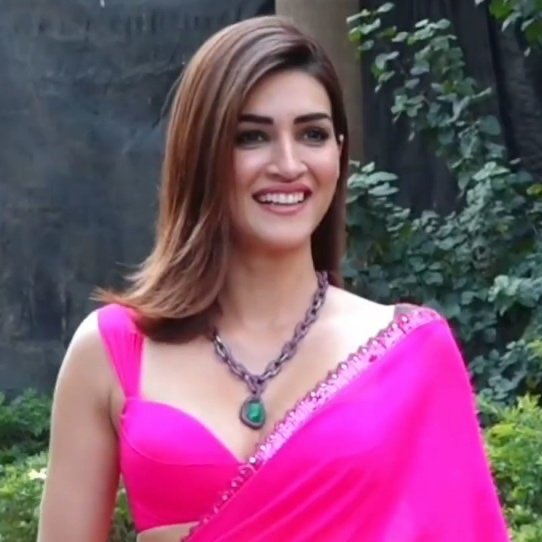 KritiSannon's tweet image. Perform smile. #KritiSanon