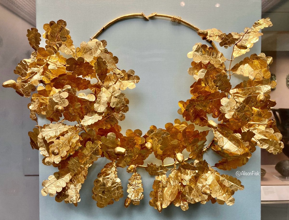 Gold oak wreath, Hellenistic period, c. 350-300 BC. 
A little bee and two cicadas nestle amongst the delicate gold foliage. Said to come from the Dardanelles, Turkey.
📷 my own. More: britishmuseum.org/collection/obj…

#Archaeology
