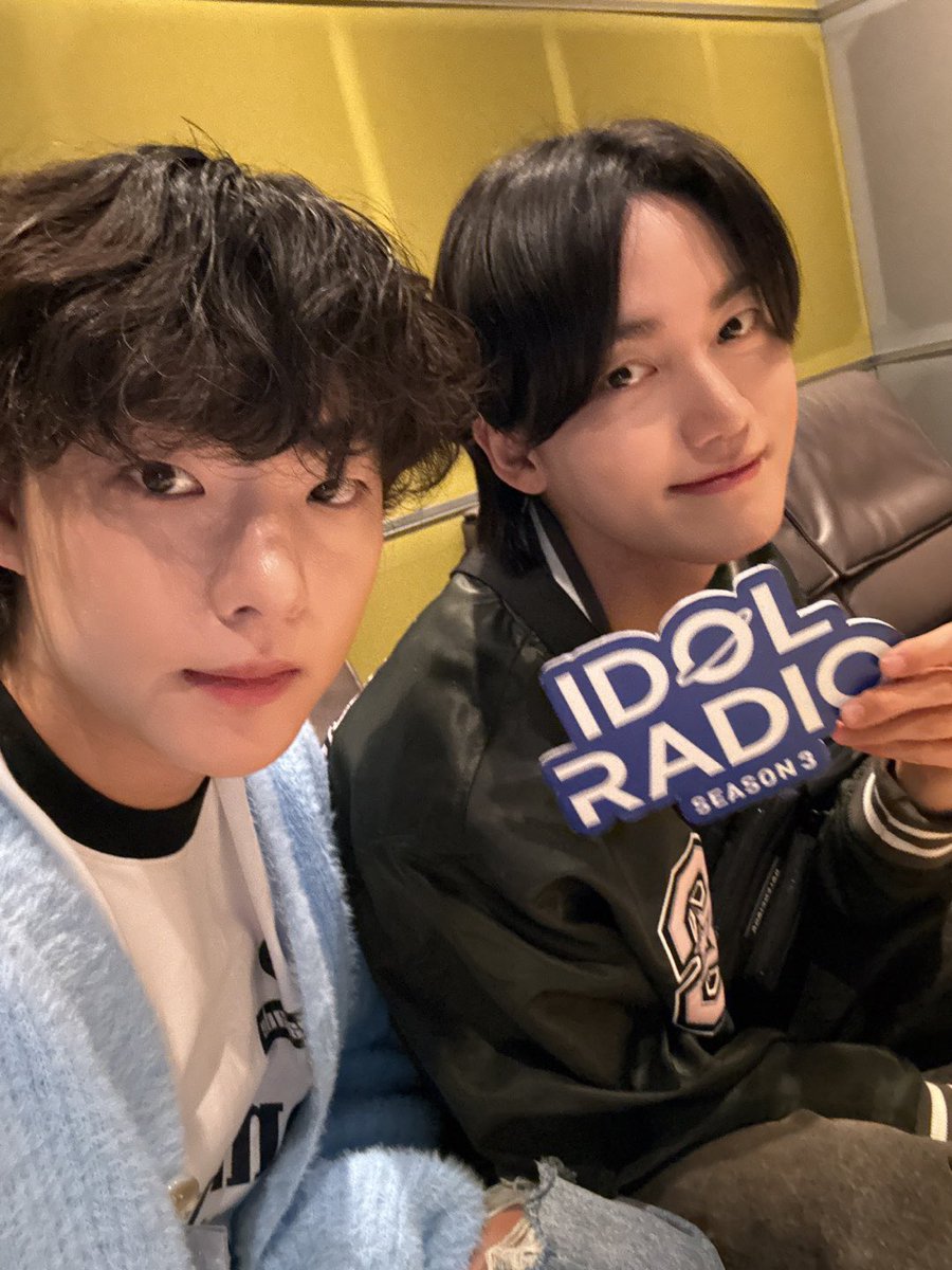 st_lovelee's tweet photo. 궁디 쓰리디 수고했어요💜🧡 https://t.co/p63KONE0t3