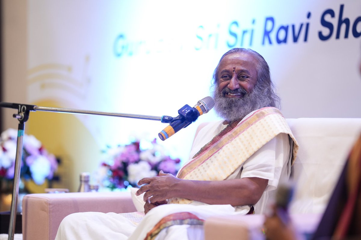 Gurudev's tweet photo. Addressed business leaders and entrepreneurs, on the role of spirituality in business, at the ‘Entrepreneurship Organization’ event in Vizag. https://t.co/KaEHAh8Cj7