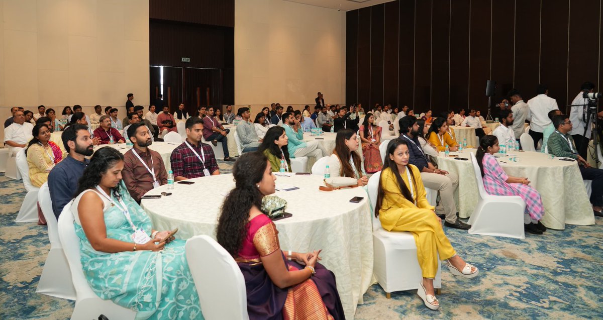 Gurudev's tweet photo. Addressed business leaders and entrepreneurs, on the role of spirituality in business, at the ‘Entrepreneurship Organization’ event in Vizag. https://t.co/KaEHAh8Cj7