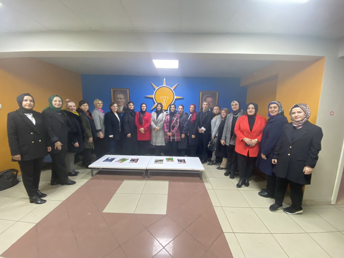 Hulyalcyy's tweet photo. Biz Büyük Bir Aileyiz.

Bu büyük Ailenin her bir üyesiyle Cumhurbaşkanımız Recep Tayyip Erdoğan  liderliğinde #TürkiyeYüzyılı hedeflerimize emin adımlarla yürüyoruz.
AK Parti Kastamonu İl Kadın Kolları Başkanı @gulsum_koylu37 ve yönetim kurulu üyelerine misafirperverliklerinden ötürü teşekkür ediyorum.

#HazırızKararlıyız
#GerçekBelediyecilik
#HepYeniHepileri
AK PARTİ Genel Merkez Kadın Kolları Başkanlığı