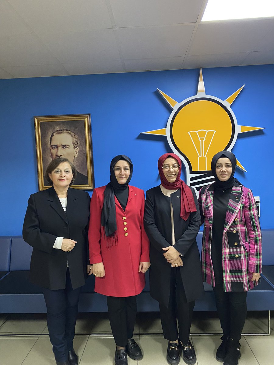 Hulyalcyy's tweet photo. Biz Büyük Bir Aileyiz.

Bu büyük Ailenin her bir üyesiyle Cumhurbaşkanımız Recep Tayyip Erdoğan  liderliğinde #TürkiyeYüzyılı hedeflerimize emin adımlarla yürüyoruz.
AK Parti Kastamonu İl Kadın Kolları Başkanı @gulsum_koylu37 ve yönetim kurulu üyelerine misafirperverliklerinden ötürü teşekkür ediyorum.

#HazırızKararlıyız
#GerçekBelediyecilik
#HepYeniHepileri
AK PARTİ Genel Merkez Kadın Kolları Başkanlığı