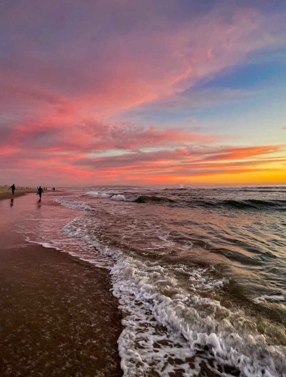 guerillafilms's tweet photo. 🌊☀️ last night's sunset on the seashore  #santamonica https://t.co/ouOtJih8ja