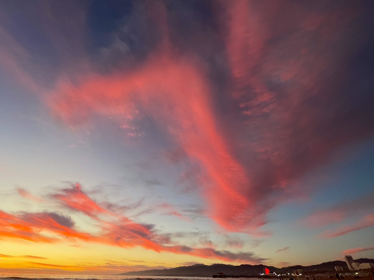 guerillafilms's tweet photo. 🌊☀️ last night's sunset on the seashore  #santamonica https://t.co/ouOtJih8ja