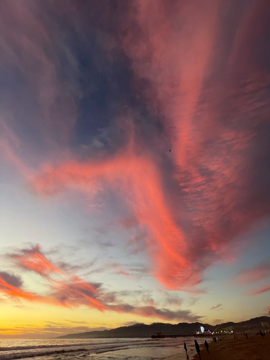 guerillafilms's tweet photo. 🌊☀️ last night's sunset on the seashore  #santamonica https://t.co/ouOtJih8ja
