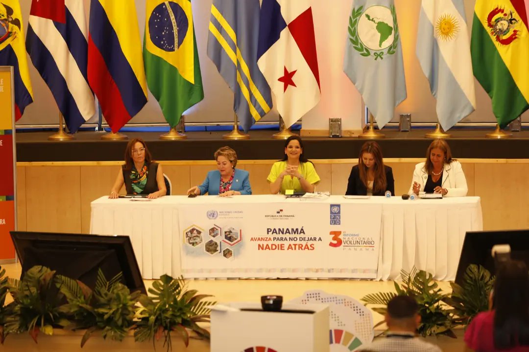 @CEMEX_Panama recibió mención honorífica 'Ecosistema y Futuro Sostenible' en el Gabinete Social 'Panamá Avanza para no Dejar a Nadie Atrás'. Entrega realizada por la viceministra de Ambiente, Diana Laguna. Construyamos comunidades resilientes al cambio climático.👏