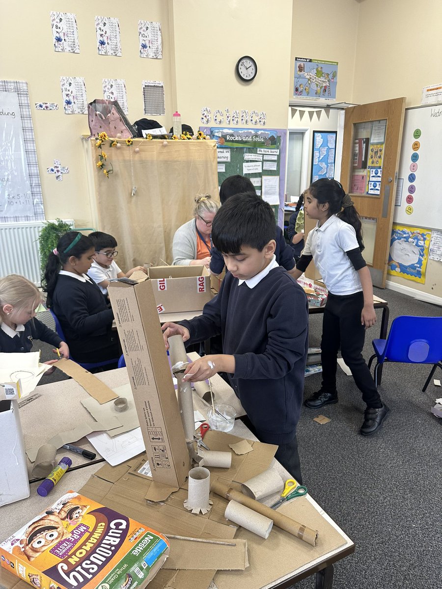 MissAustick's tweet photo. Organised chaos/mess this afternoon in Year 3! The children are really enjoying making their (fantastic) abstract sculptures and are using a range of ways to join materials together. @stanneskly #livinglifetothefull https://t.co/GBsZcw3IDR