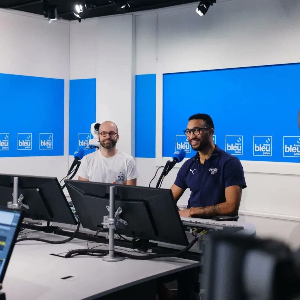 Aurelie__Garcia's tweet photo. Ce matin, c'était basket sur France Bleu Poitou et France 3 ! 🤗🏀 Avec une heure spéciale @pb86officiel 👏
#pb86 #francebleu #basket #prob
📸 Solotiana https://t.co/rtZOZOWTRY