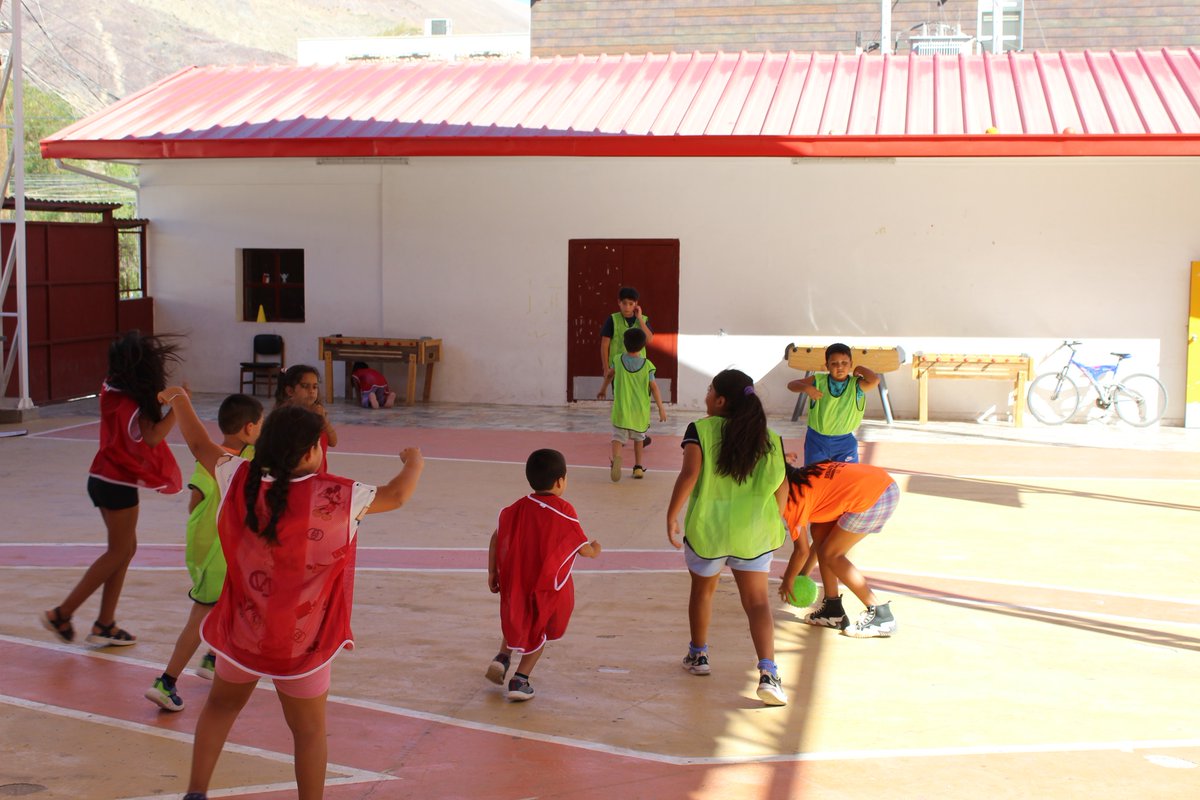 JunaebAtacama's tweet photo. #AltodelCarmen ¡Actívate en Vacaciones en la Provincia del Huasco!🫒🏖️ 

Agradecemos el trabajo colaborativo realizado junto a @SLEPHuasco que nos ha permitido llegar a más de 40 niñas y niños de la comuna. https://t.co/VYxb0E7FRr