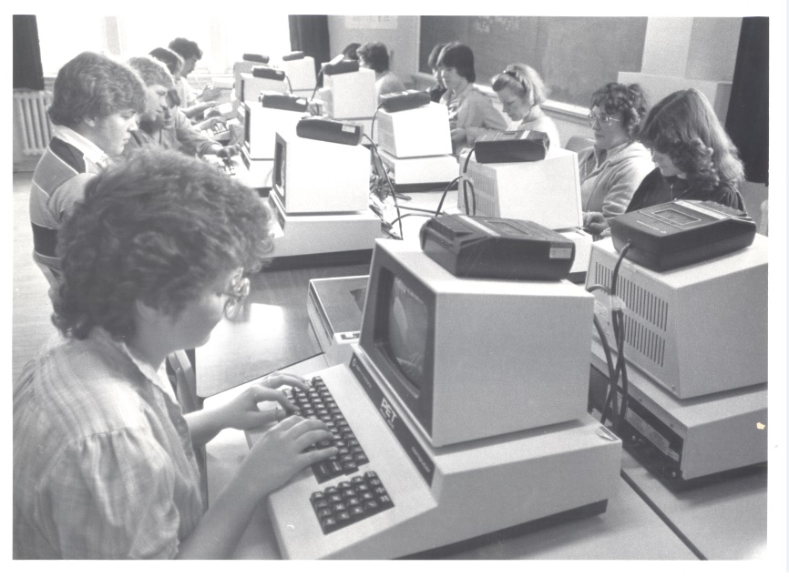 On this day in 1984, Marine Institute students were using the very modern computers of the time! #marinelib #waybackwednesday #collegeoffisheries #marineinstitute