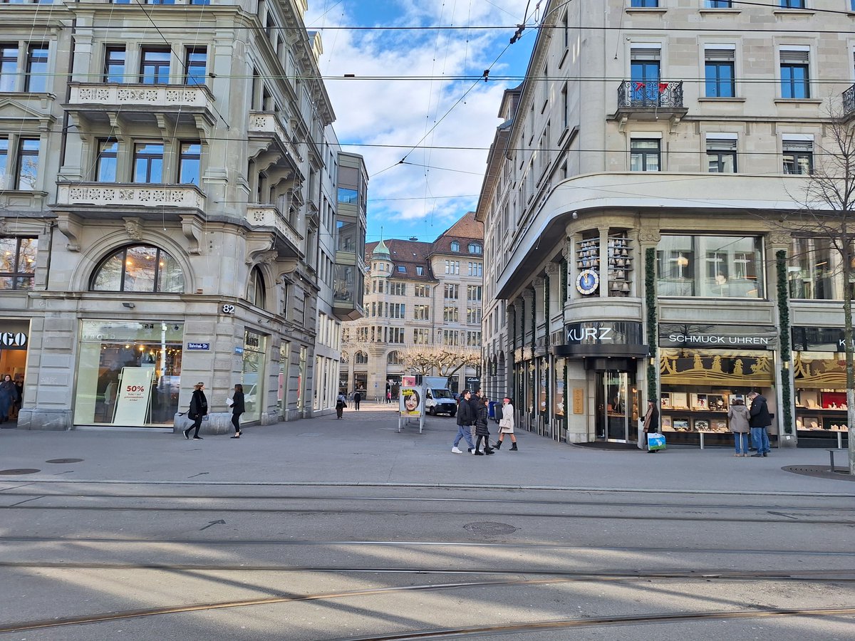 #SciComm The banana conjecture has hit Main Street! This poster was spotted on the Bahnhofstrasse in Zurich.
Check out the exhibition at the Zurich Kulturama, a.k.a. “The museum of Human Evolution".