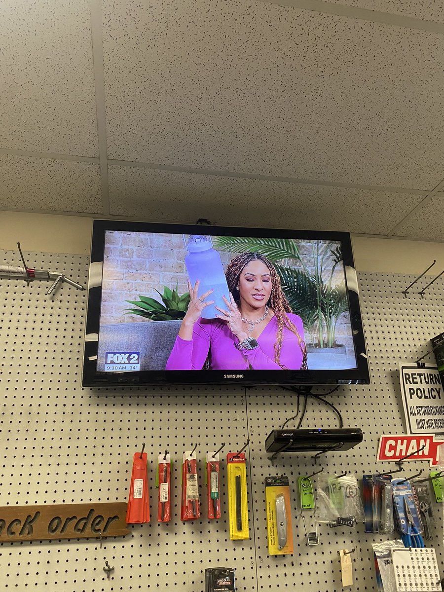 park_depot's tweet image. Good Lawd look 👀 at how BIG that WATER JUGG IS #TheNine it’s bigger than her head @MaurielleTV #MichigansBeyonce