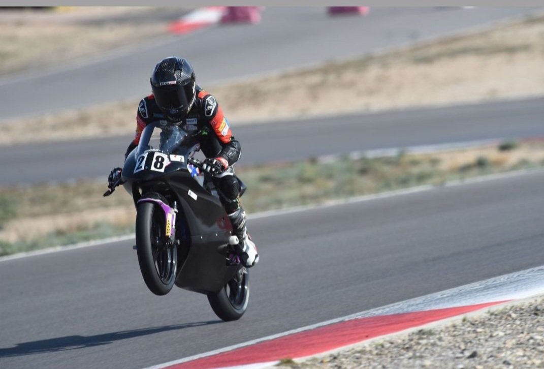 Wheelie Wednesday 🏁

Our R&amp;G British Talent Cup rider Charlie Barnes doing Wheelie Wednesday in style 👌

<a href="/followers/">はうはう</a> 

#mortimerracingvictoriahouseacademy #BritishTalentCup #sencat #motorsport