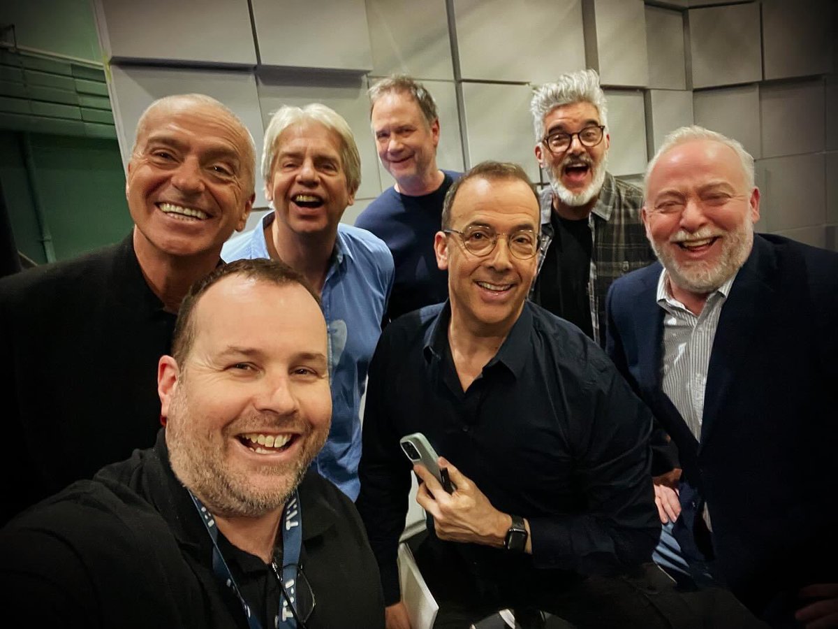 PierreBrassard's tweet image. Une journée au bureau des légendes :)
📸 @francisdarche et réalisateur #letricheur 

@TVPT @Jchevalier999 @Franpeuple #realbeland #guyjodoin @letricheur 

Diff du 26 février au 1 mars 2024 @TVAreseau #bleupoudre #taquinonslaplanete #2mindupeuple#monsieurlatreille #dansunegalaxie