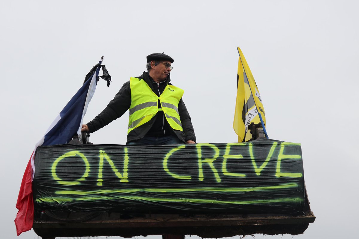 « On est tous embarqués en garde à vue » : dernier message d’Éric Chassagne, président de la Coordination rurale de la Dordogne, posté depuis Rungis à 17h50, sur une boucle Whatsapp interne du syndicat. <a href="/SO_Dordogne/">SO_Dordogne</a> <a href="/elodieviguier/">Elodie Viguier</a>