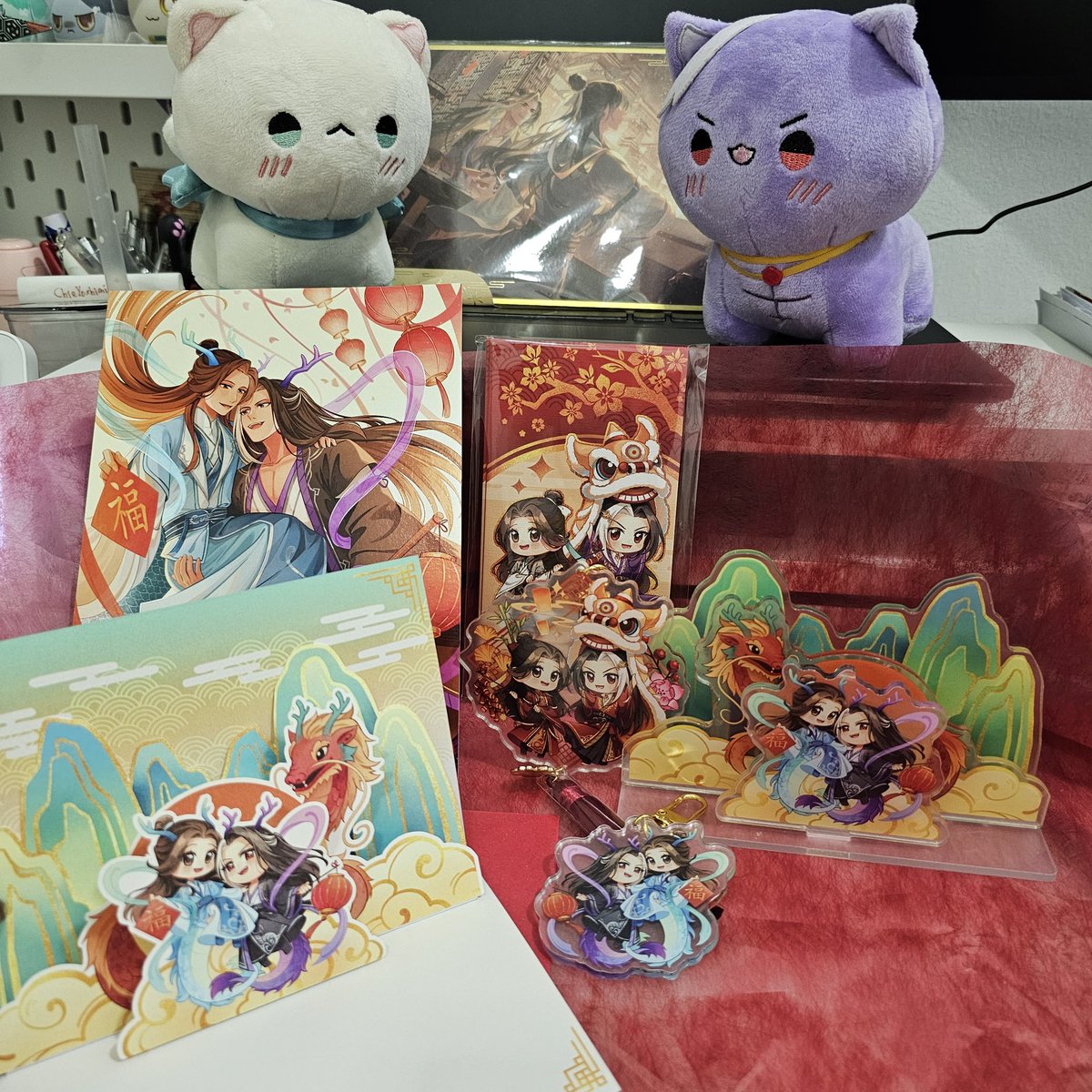 Chie_Erisa16's tweet photo. The QianQiu CNY merch by @Seiraphyna just arrived~~~ They are soo beautiful, especially d Angpaos~ Thank you for the hard work for our lil QianQiu fandom. (QQ kitties and Shikishi at d top for deco purposes..😜)
#千秋 #山河剑心 #yanwushi #shenqiao #QianQiu #thousandautumn https://t.co/2YUxxrmMFx