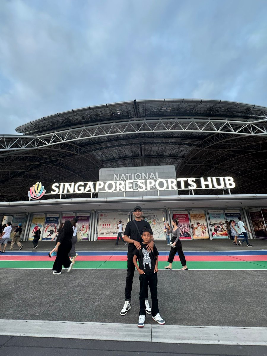 byozta's tweet photo. Asian Leg 2. Last day coldplay in 🇸🇬 https://t.co/I1sCYW4ejN