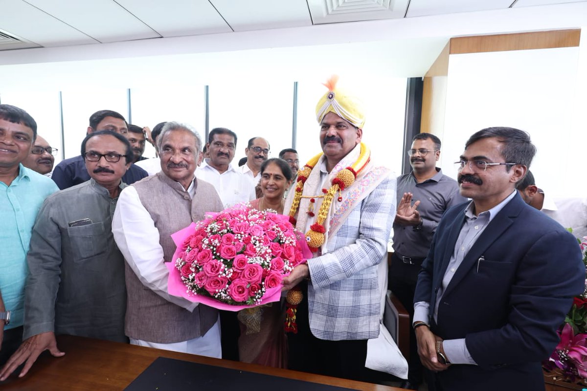 KREDL_GoK's tweet photo. T.D. Rajegowda appointed #KREDL Chairman on Wednesday!
Energy Minister @thekjgeorge, KREDL MD KP Rudrappaiah and Congress leader BL Shankar were present. "I'm committed to development of renewable energy projects that will benefit K'taka," Rajegowda said in his inaugural address https://t.co/gOLbIlpCV3