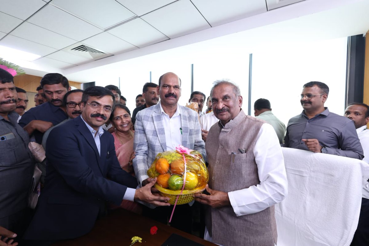 T.D. Rajegowda appointed #KREDL Chairman on Wednesday! Energy Minister @thekjgeorge, KREDL MD KP Rudrappaiah and Congress leader BL Shankar were present. 'I'm committed to development of renewable energy projects that will benefit K'taka,' Rajegowda said in his inaugural address