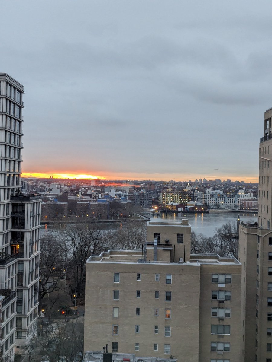bazilli's tweet photo. @nymetrowx I briefly saw the sun this morning 🌞 https://t.co/dWx9d3DVav